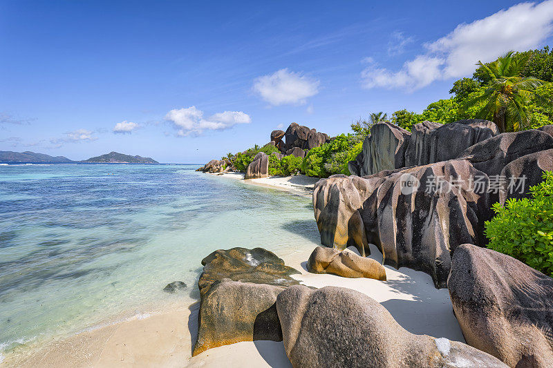 美丽的热带海滩Anse Source d ' Argent与雕刻花岗岩和棕榈树-拉迪格岛，塞舌尔，印度洋群岛。